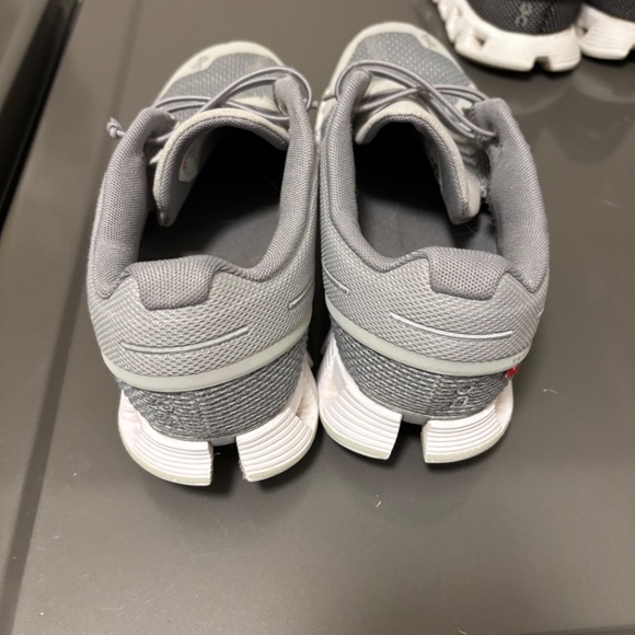 Women’s size 7 on running grey sneakers - Picture 4 of 4
